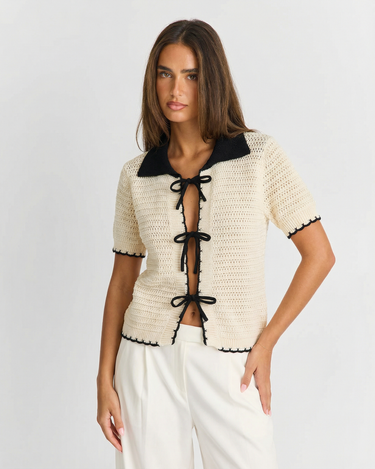 Classic Women’s Knit Top With Contrast Trim And Tie Front