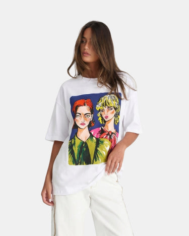 Clean Women’s Oversized Graphic T Shirt With Artistic Print