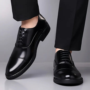 Polished Men’s Oxford Shoes With Closed Lace And Cap Toe Design
