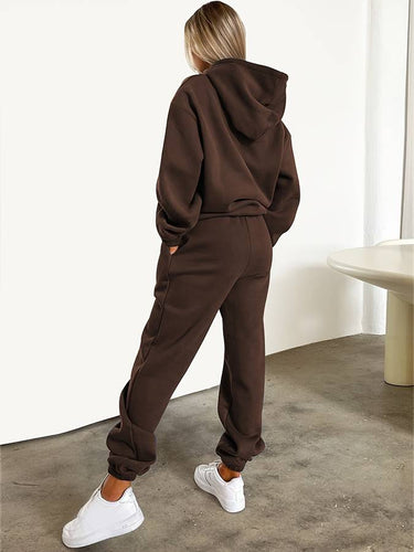 Side view of the jogging set, highlighting the straight silhouette of the trousers