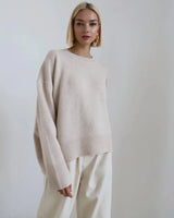 Relaxed Women's Round Neck Sweater with Long Sleeves