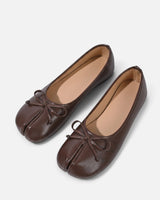 Close-up of split toe on the front of the shoe