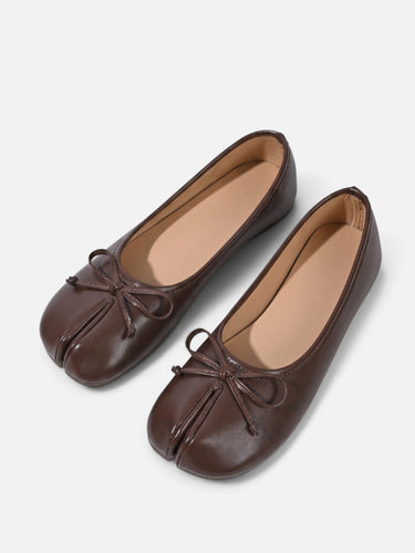 Close-up of split toe on the front of the shoe