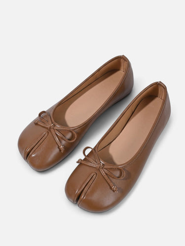 Rear view of ballet flat showing heel and lining