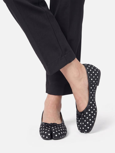 Heel view of flat ballet shoe with split-toe silhouette