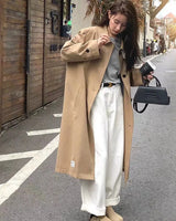 Wide-Leg Jeans with High Waist and Contemporary Look