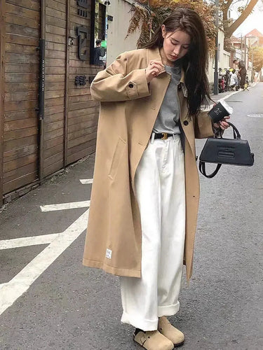 Wide-Leg Jeans with High Waist and Contemporary Look