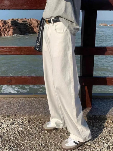 Wide-Leg Jeans with High Waist and Contemporary Look