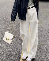 Wide-Leg Jeans with High Waist and Contemporary Look