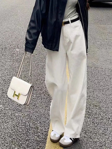 Wide-Leg Jeans with High Waist and Contemporary Look